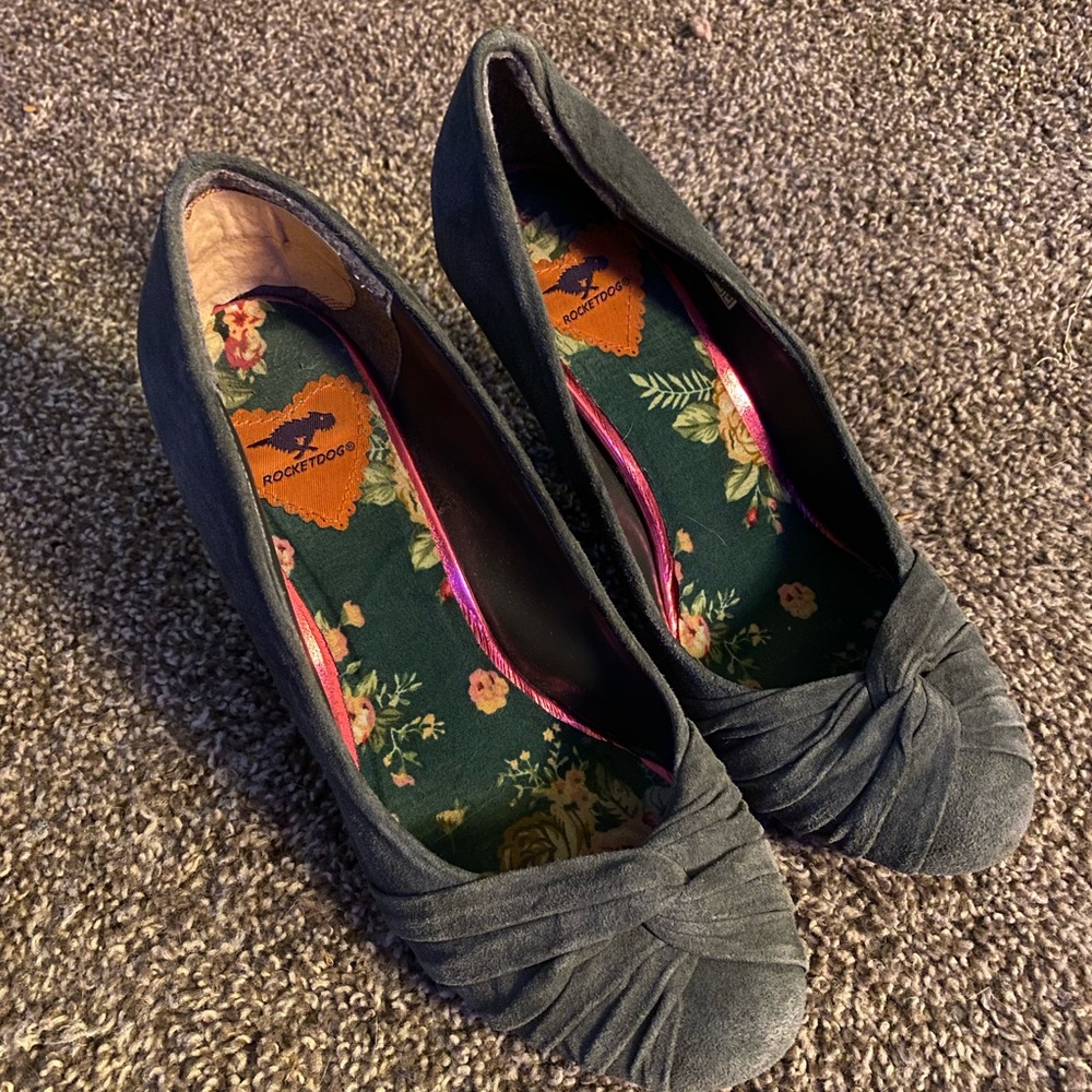 Rocketdog heels suede grey worn a few time but realized I’m a size 7.5 not 8